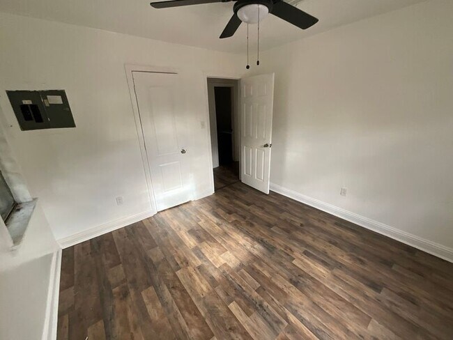 Building Photo - 2843 Comfort St