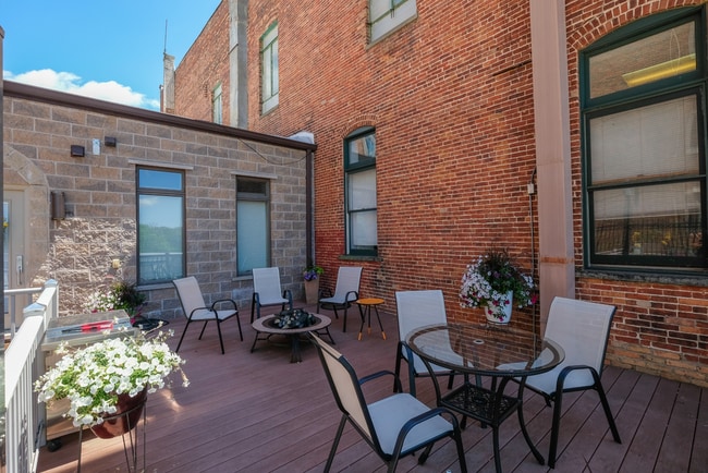 Building Photo - Downtown Midland Main Street Loft $1800/month