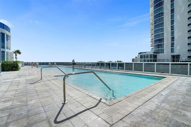 Building Photo - 16001 Collins Ave