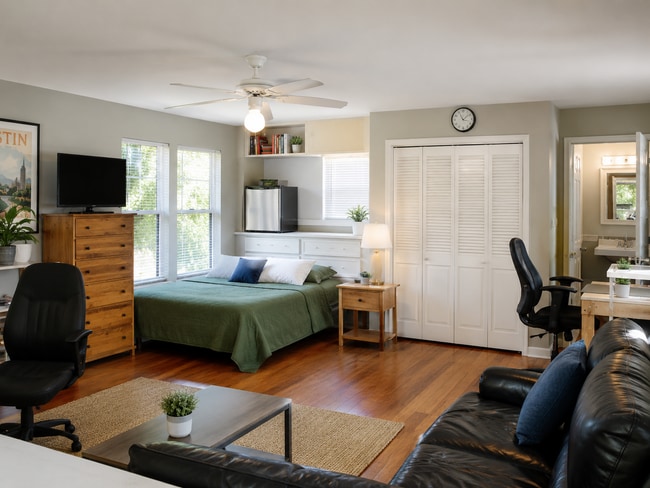 Building Photo - Charming Studio Apartment in Hyde Park – Private Yard, Wood Floors & Onsite Laundry