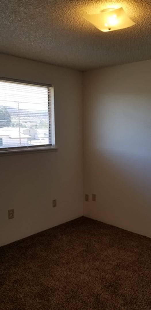 Building Photo - End unit in 8-plex complex