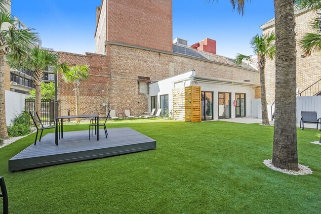 Building Photo - One Month Free ~ 1 bed/1 bath on King St.