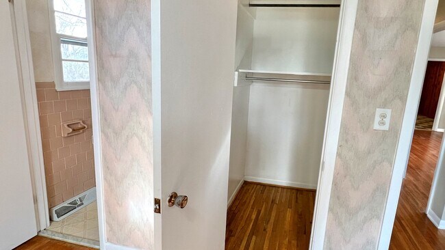 Building Photo - Coming Soon : 3BR+, 1 1/2BA house in Greenbrier