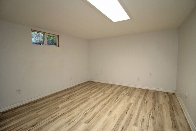Building Photo - Adorable 2++ Bedroom, 2 Bath Brooklyn Bungalow - steps to MAX line