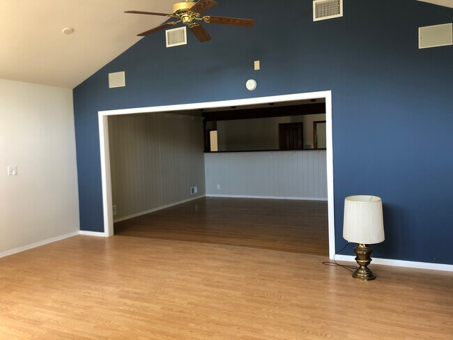 Building Photo - 22840 Oxnard St