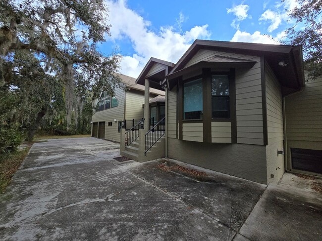 Building Photo - Rarely Available 3 bed/ 2 bath in Hidden River in Myakka
