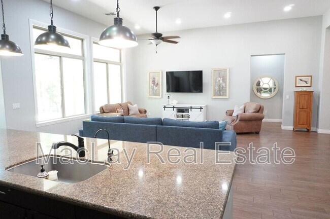Building Photo - 2910 E Wildhorse Dr