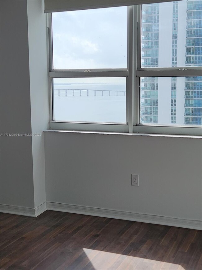 Building Photo - 1155 Brickell Bay Dr