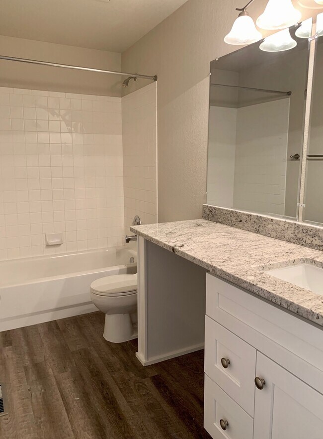 Building Photo - Renovated 4 BR/4BA Home with Large Backyar...