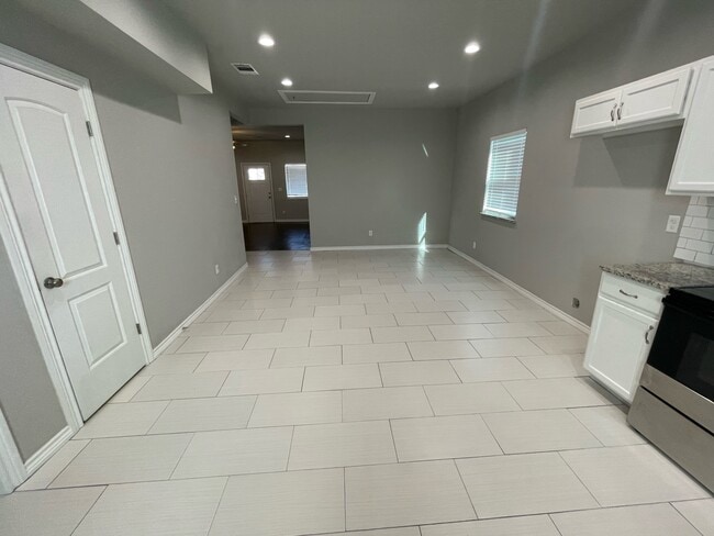 Building Photo - 810 Seven Oaks Rd