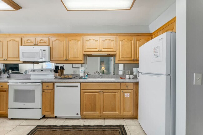 Building Photo - 8743 Thomas Dr