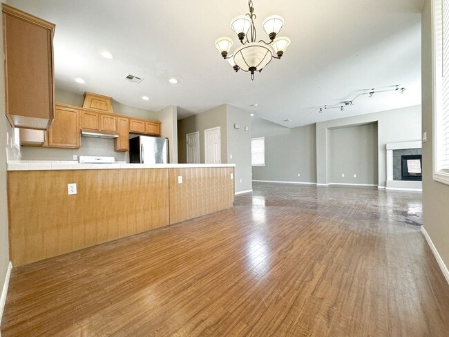Building Photo - Vaulted Ceiling Home, Gated Community w/ P...