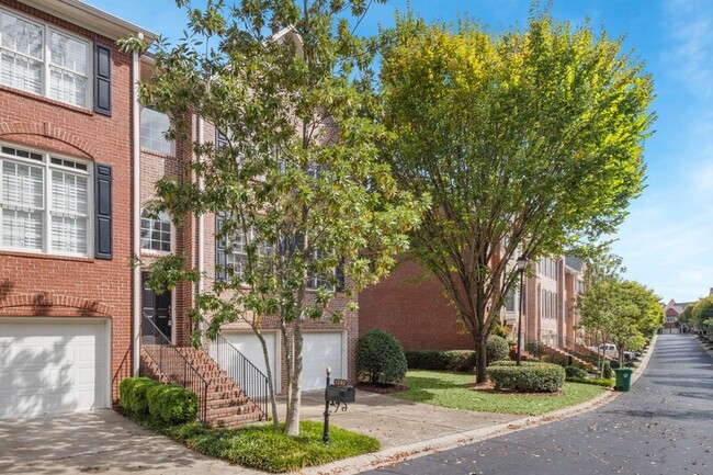 Building Photo - 1240 Dunwoody Cove