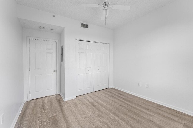 Building Photo - 2100 Greenview Shores Blvd