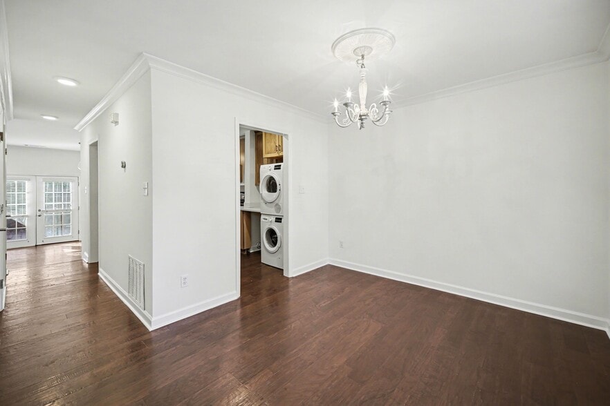 Building Photo - 520 N Poplar St