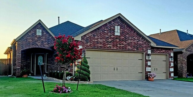 Building Photo - Fantastic home located in West Hill