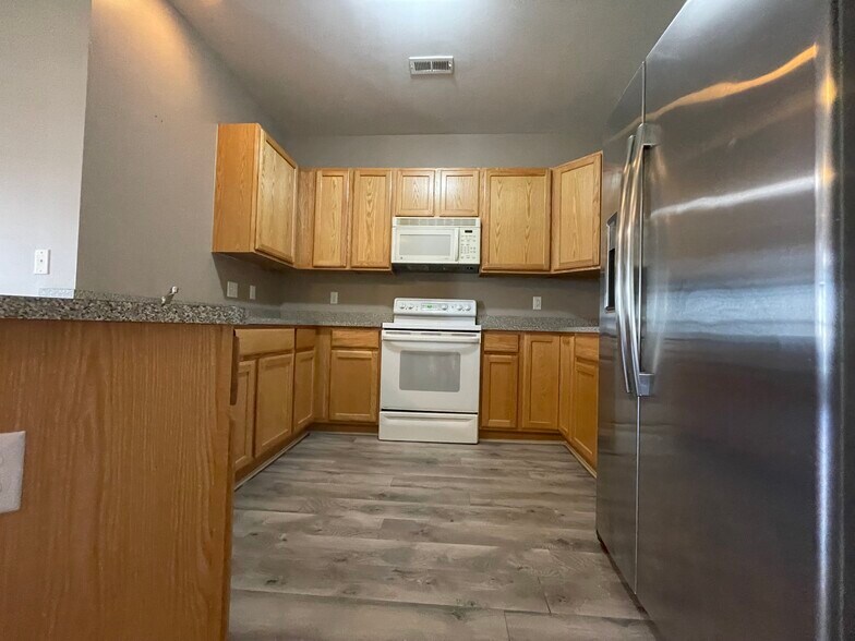 Building Photo - 10102 W Midway Ct