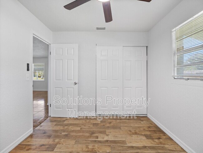 Building Photo - 2033 Robinhood Dr