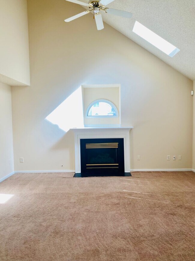 Building Photo - Beautiful and Spacious 3bdrm/2.5bth Home C...