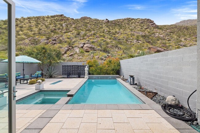 Building Photo - 1201 Surrey Ln