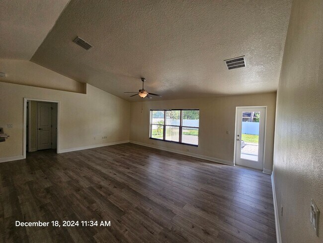 Building Photo - ** Beautiful 3/2 home featuring modern upgrades and a prime location!**