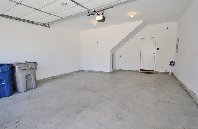 Building Photo - Immaculate Townhouse in Quiet Community
