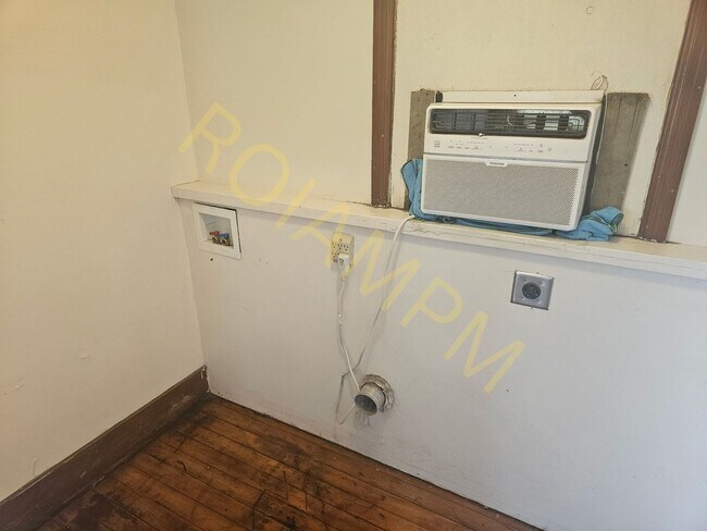 Building Photo - Charming 2-bed 1-bath house