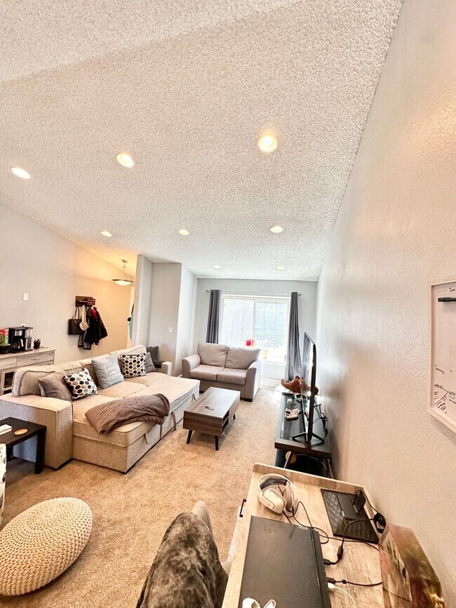Building Photo - Move in ready home in 80918!