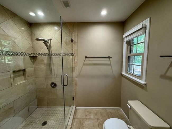 Building Photo - Fenced yard!