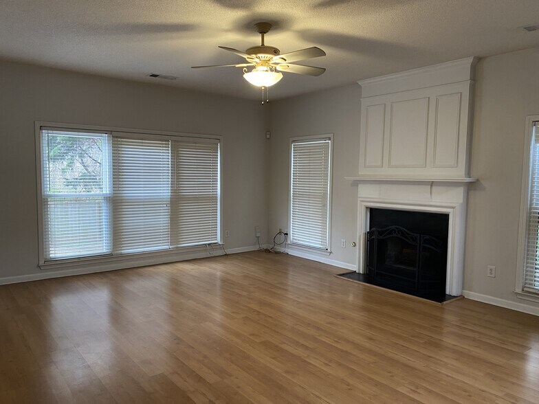 Building Photo - 2706 Cottesford Dr SE