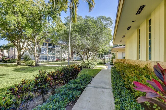 Building Photo - 5111 W Oakland Park Blvd