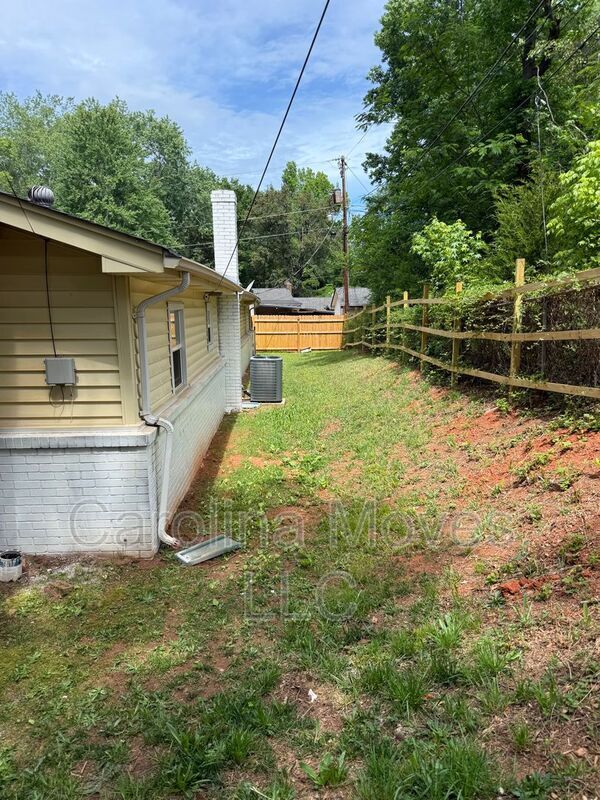 Building Photo - 1004 Blanton Pl