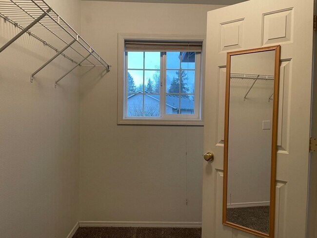 Building Photo - ***HALF MONTH RENT FREE***FANTASTIC 4 Bed 2.5 Bath Home in Salmon Creek! HUGE side yard and back ...