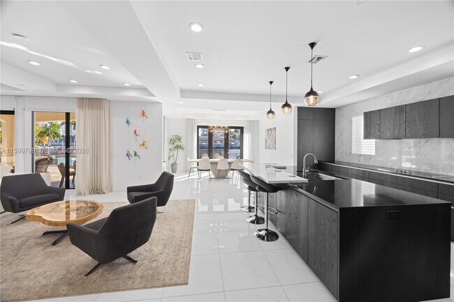 Building Photo - 513 Palm Dr