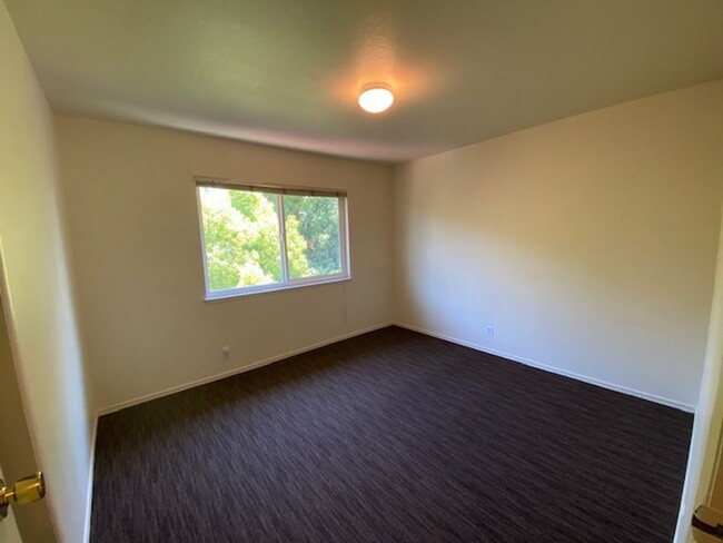Building Photo - 3158 Moorpark Ave