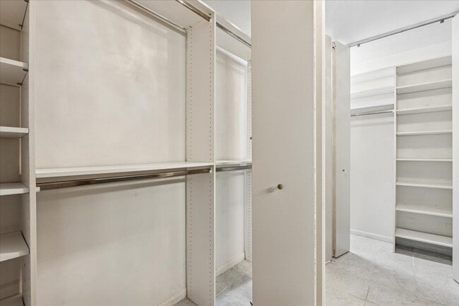 Building Photo - 110 E Delaware Pl