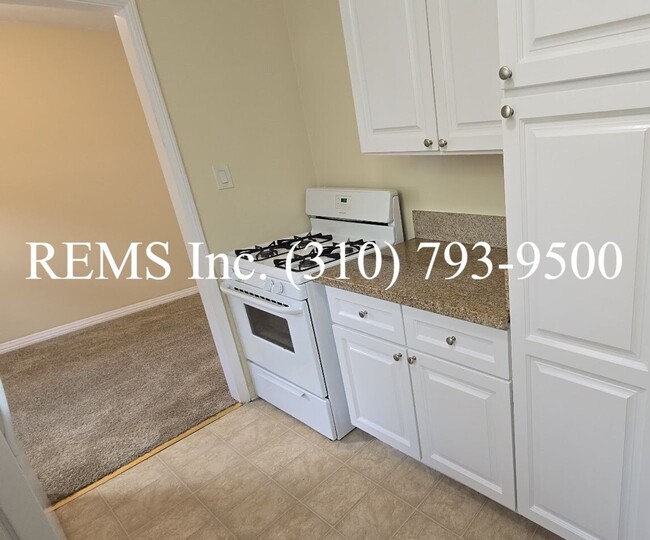 Building Photo - Bright Upstairs 1 Bedroom Apartment w/ Shared Garage Parking