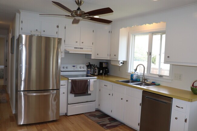 Building Photo - 14 Leeway Dr