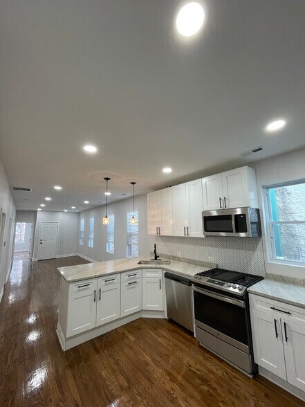 Kitchen - 1908 S May St