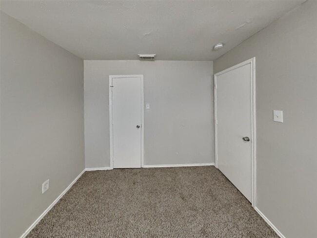 Building Photo - 12844 Edgewood Park Dr