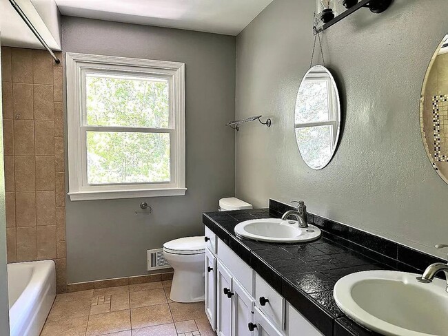 Building Photo - 340 Crescent Ln