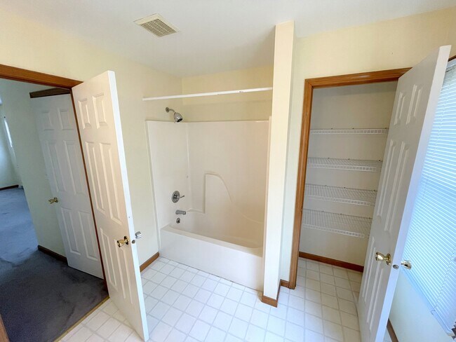 Building Photo - 220 Concord Hill Dr