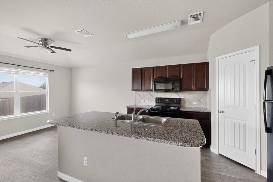 Building Photo - 402 Pentire Way