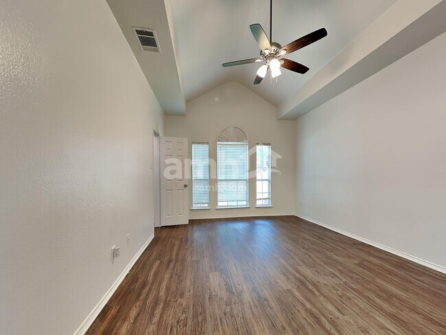 Building Photo - 1745 Cresthill Dr