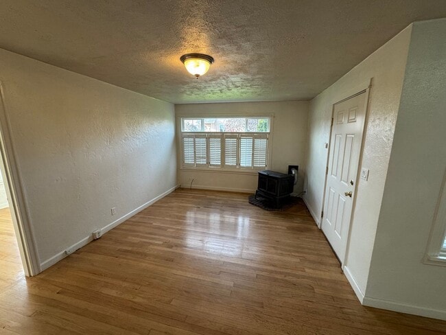 Building Photo - 2 Bedroom ~ 1 Bathroom House in SW Corvallis