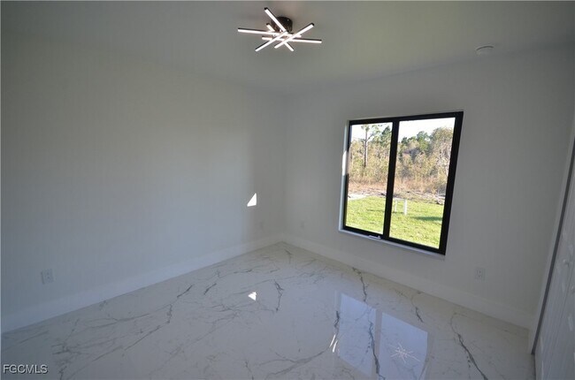 Building Photo - 1242 Hathor St E