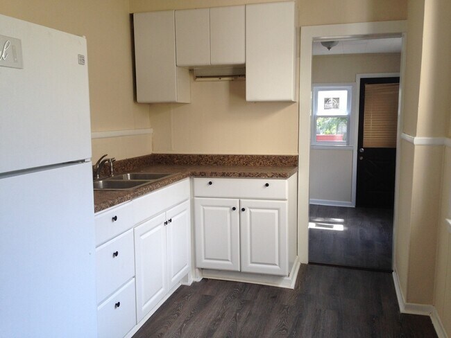 Building Photo - Great Home!! Spacious Living Area! Back Yard and Deck! Washer/Dryer Hook-Ups!