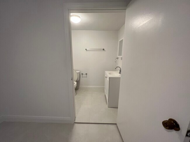 Building Photo - 1300 NE 47th Ct