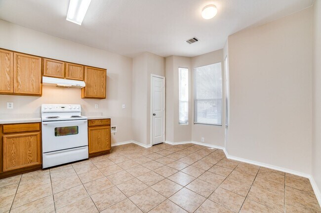 Building Photo - 3 Bedroom/2.5 Bath Heritage Oak Subdivision