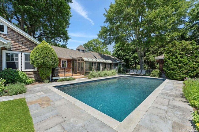 Building Photo - 695 Main St